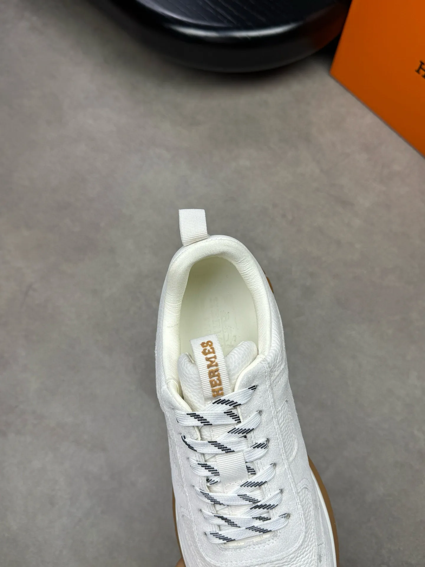 [HERMES] Hermes men's shoes 💰: 800💰 - High-end quality original items 🔍🔍🔍 casual sports shoes - Upper: 🔝 pebbled calfskin, suede calfskin, shoe body forged ´H´ totem, tongue webbing injection molded brand logo - Lining: brand canvas, foot pads; water-dyed cowhide -Outsole: Ultra-light T men's shoes 💰U foam; two-color molded outsole -Ultra-high quality control and fine workmanship: highlighted (high-end, extravagance, grade) -Size: 38-44 (45, can be customized)